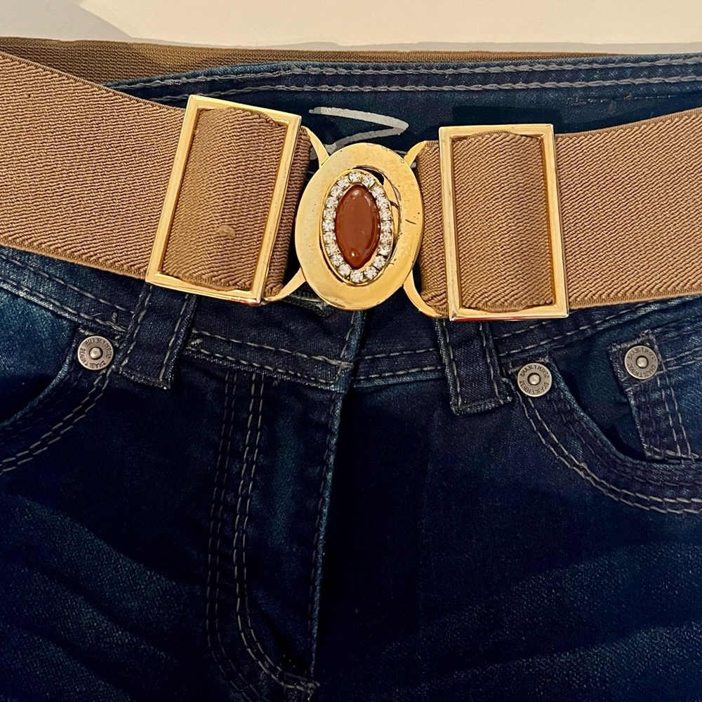 Adjustable elastic belt with stone rhinestones detailed. Nude and light brown